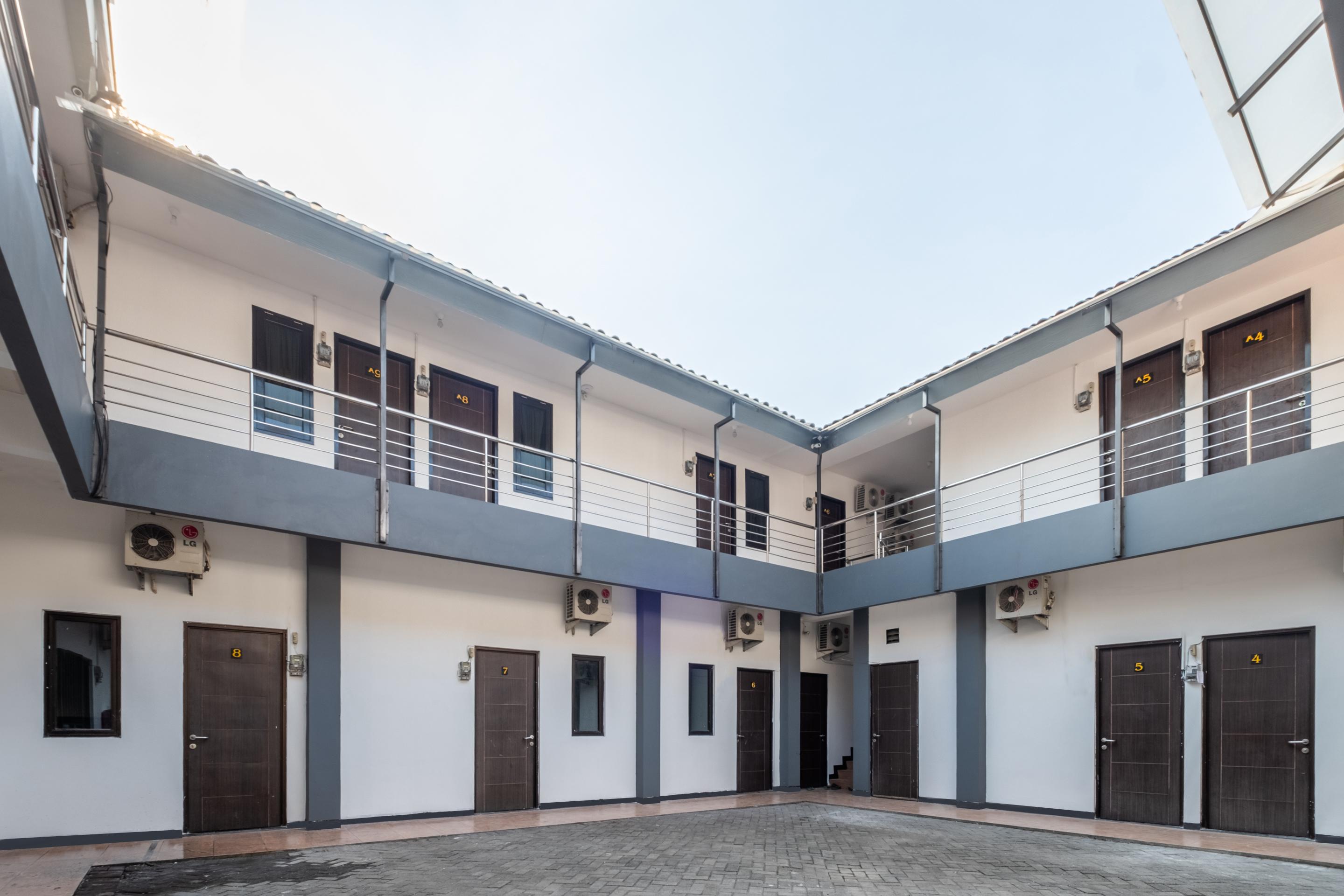 Oyo 1460 Anyelir Residence Cirebon Exterior photo